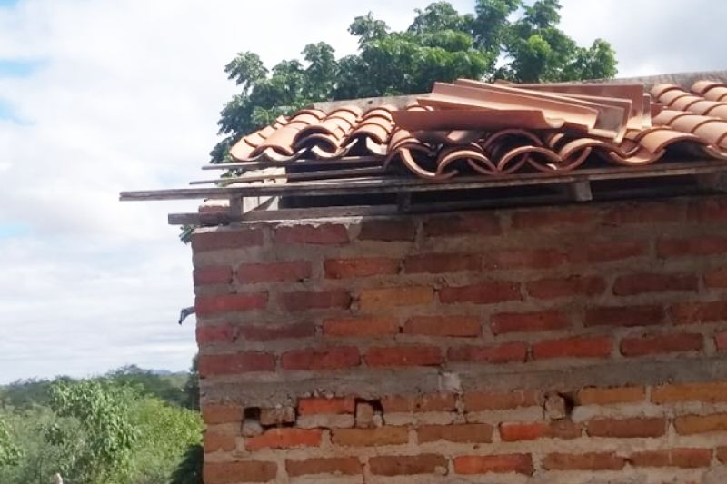 Criminosos invadem casa, rasgam sofá, furtam carne e dinheiro em Delmiro Gouveia