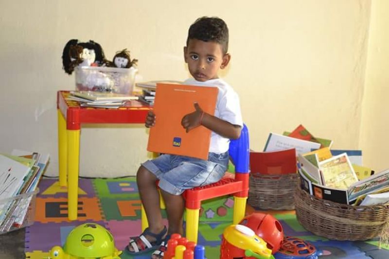 Famílias recebem livros para incentivar a leitura na primeira infância em Pariconha