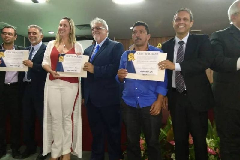 Prefeito Zé Carlos recebe certificado do MP por encerramento do lixão