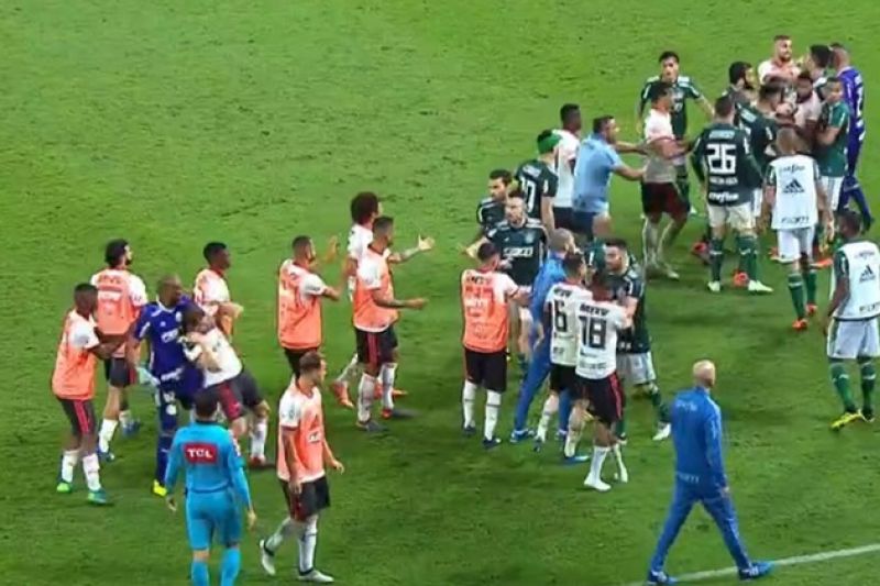 Palmeiras e Flamengo ficam no 1 a 1 em noite de confusão e seis expulsões