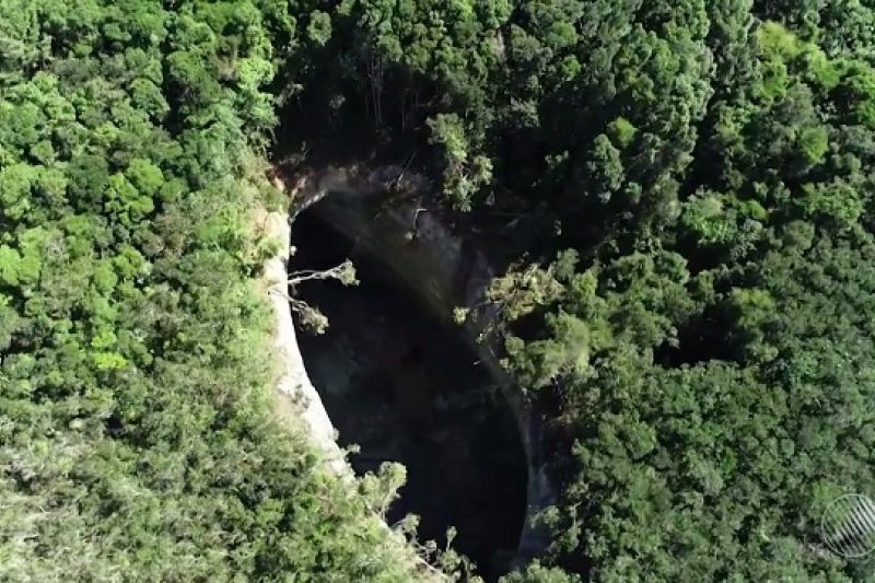 Cratera gigante misteriosa com quase 50 metros de profundidade surge perto de vila na BA