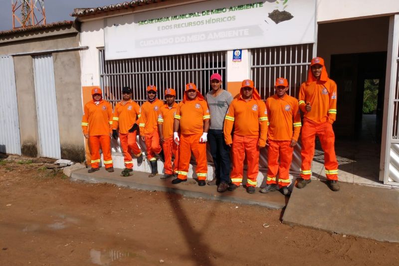 Prefeitura entrega fardamentos e EPI's aos garis do município