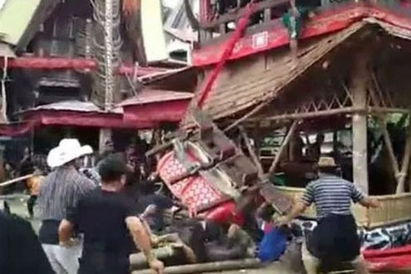Homem morre esmagado pelo caixão da própria mãe durante funeral