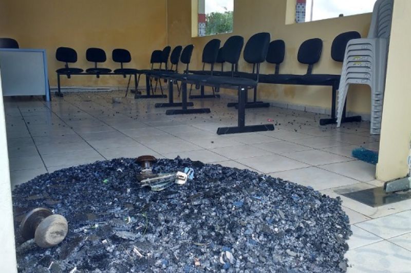 Vândalos apedrejam Câmara de Vereadores de Olho D’água do Casado