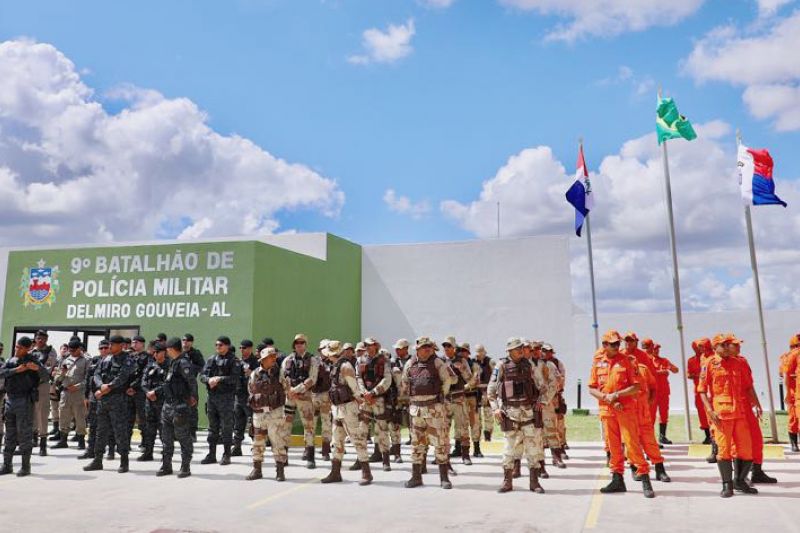 Governo inaugura batalhões e entrega ambulâncias e tratores em Delmiro Gouveia