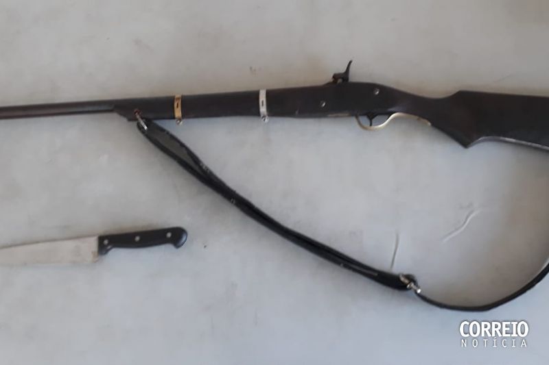 Homem é preso ao ser flagrado com espingarda e faca peixeira na zona rural de Inhapi