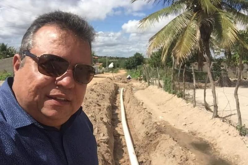 Prefeito Fabiano Ribeiro visita obras de saneamento em Campinhos, distrito de Pariconha