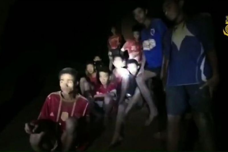 Chefe da equipe de resgate confirma saída de 4 meninos de caverna na Tailândia