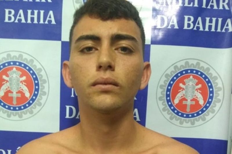 Após ter atitude suspeita ao ver policiais, jovem é preso com droga em campo de futebol