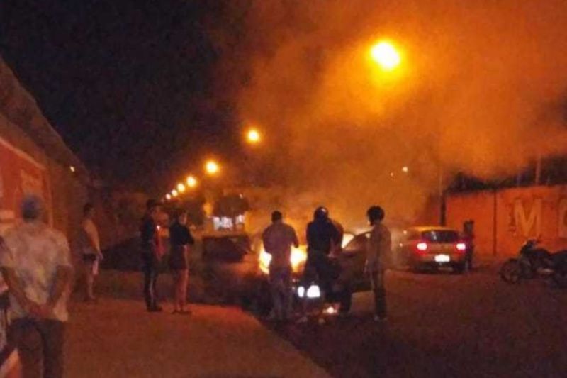 Homem confunde carro na entrada de motel com o da esposa, coloca fogo e deixa bilhete