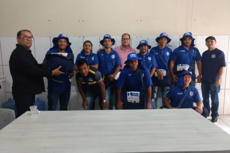Prefeito Vinícius Lima entrega uniforme e material de trabalho a agentes de endemias