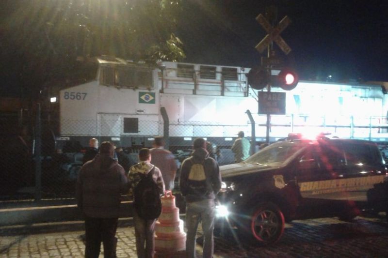 Mulher morre atropelada por trem enquanto mexia no celular
