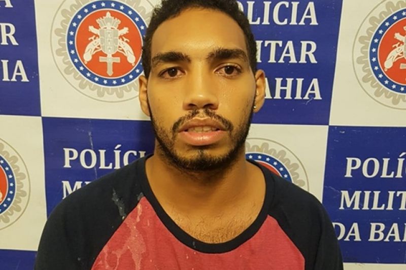 Homem ingere bebidas alcoólicas, tenta pagar conta com notas falsas e é preso em flagrante