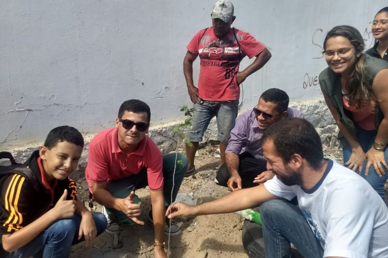 Mudas de árvores e placas educativas são colocadas em locais de depósito irregular de lixo