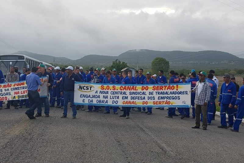 Operários do Canal do Sertão fazem protesto por liberação de recursos e fim de demissões