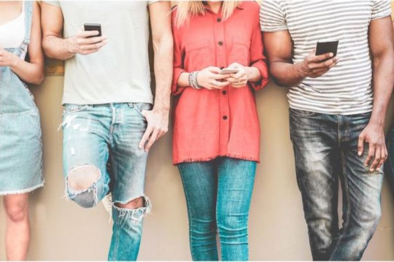 Adolescentes britânicos trocam sexo por relacionamentos online e taxa de gravidez cai