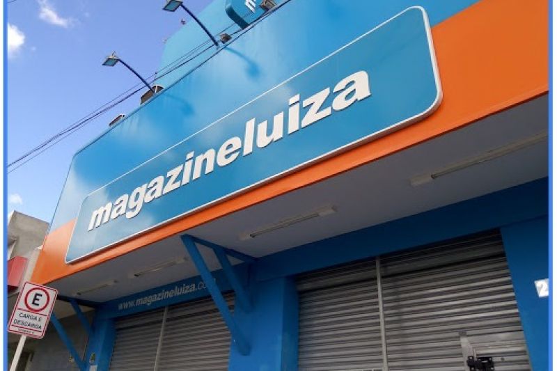 Assaltante invade loja da Magazine Luiza e tenta roubar aparelhos de telefone celular