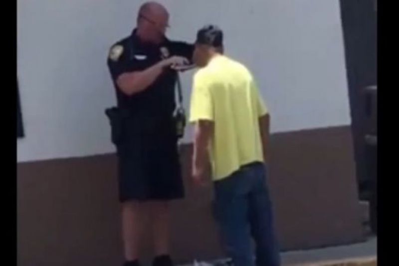 Policial faz barba de morador de rua para ajudá-lo a conseguir emprego