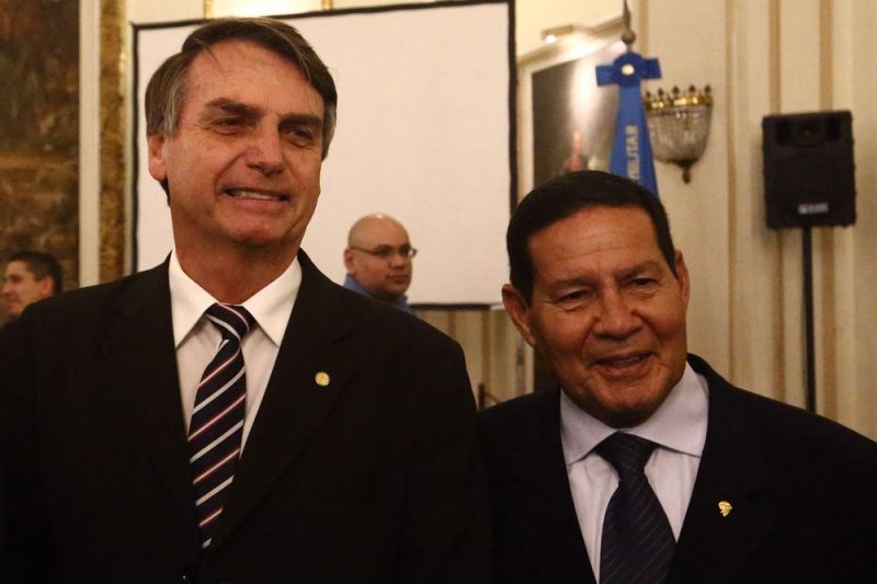 Bolsonaro anuncia general Mourão como vice