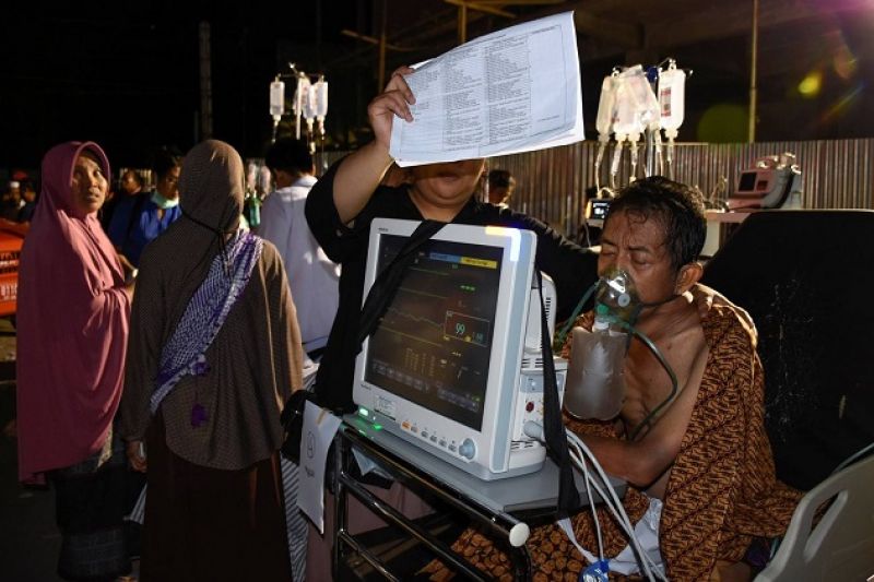 Pelo menos 82 pessoas morrem após terremoto atingir ilha turística na Indonésia