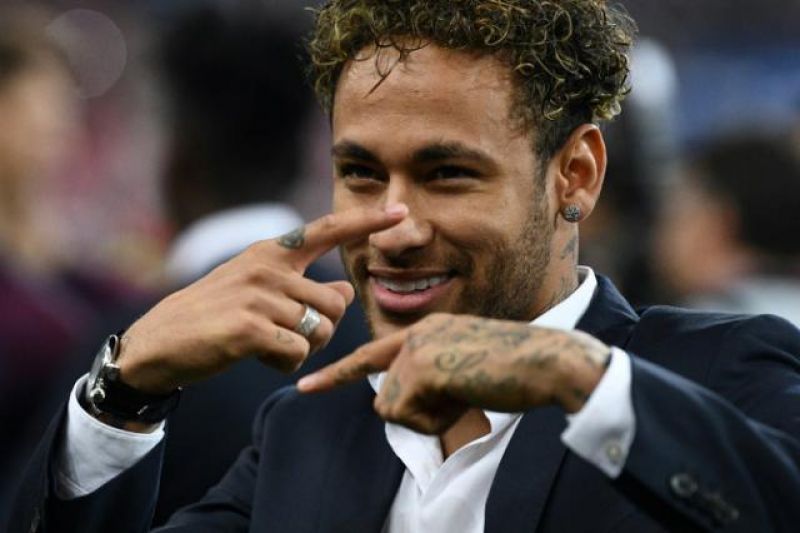 Neymar completa um ano no PSG entre a decepção esportiva e o êxito midiático