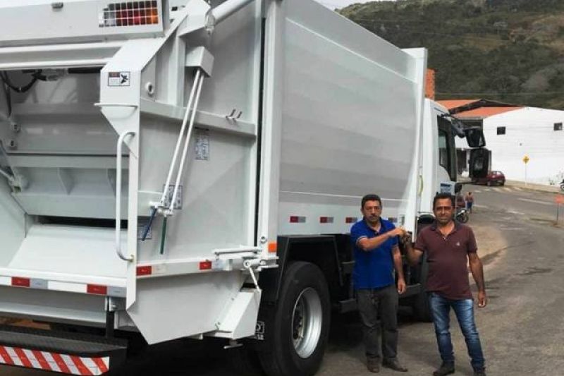 Prefeito Zé Carlos entrega novo caminhão compactador de lixo à população de Água Branca