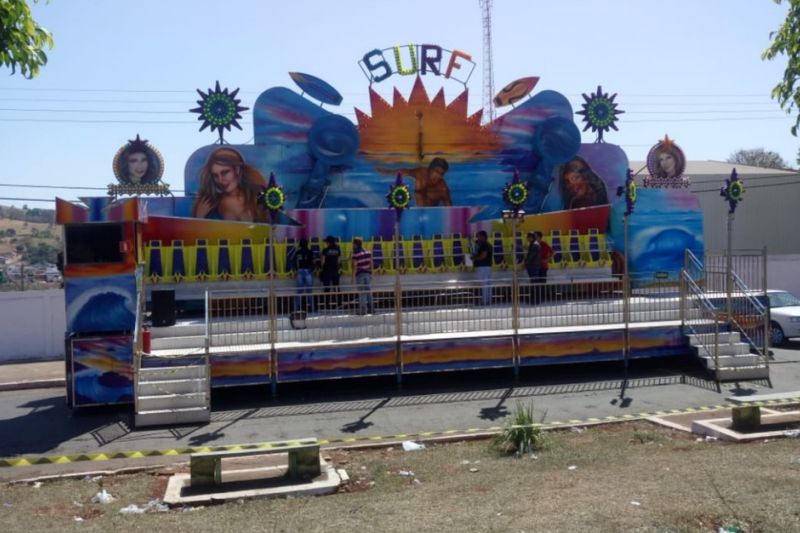 Adolescentes ficam feridas após serem arremessadas de brinquedo em parque de diversão