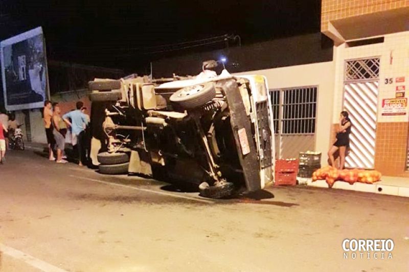Homem escapa ileso de acidente com caminhão carregado com frutas em Delmiro Gouveia