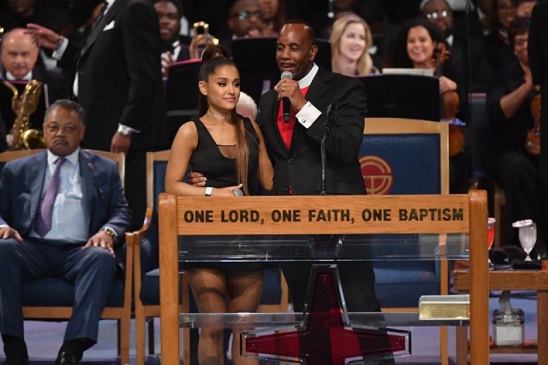 Fãs acusam bispo de assediar Ariana Grande em funeral de Aretha Franklin