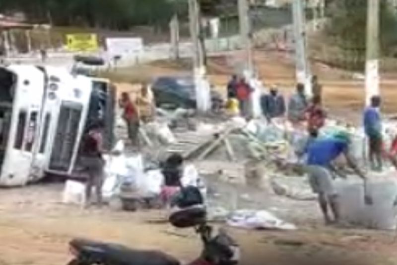 Caminhão carregado com cimento que seria entregue em Arapiraca tomba em Canindé (SE)