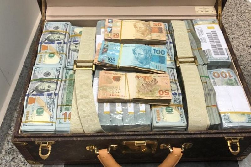 Malas com dólares e relógios de luxo são apreendidas com filho de ditador em SP