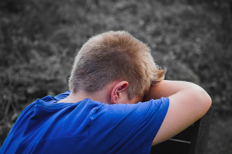 Menino de 9 anos é expulso de casa pela mãe alcoólatra por se recusar a roubar