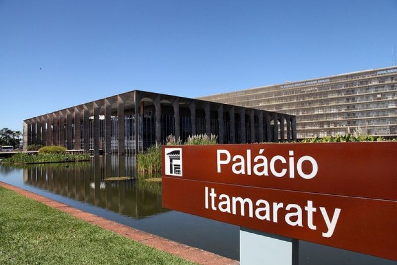 Itamaraty demite diplomata agressor de mulheres