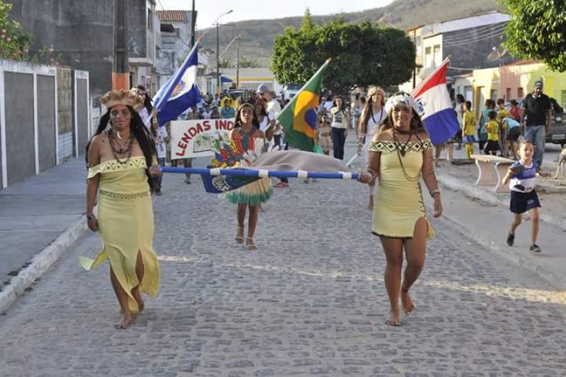 Escola indígena promove desfile cultural em Pariconha