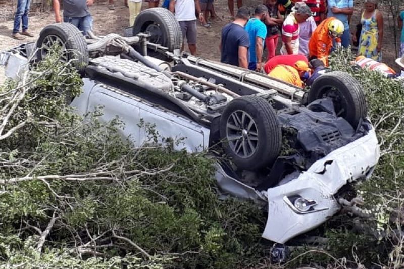 Membros da mesma família que viajavam para Pernambuco ficam feridos em acidente em Inhapi