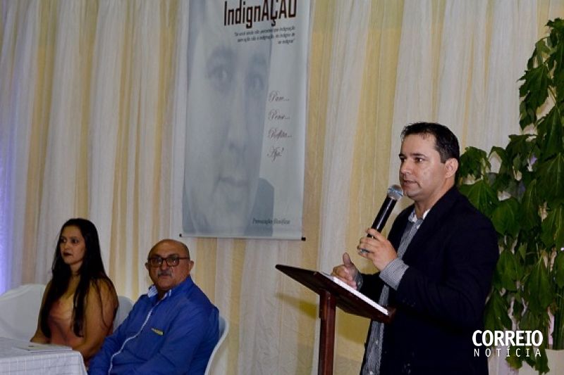 Márcio Martins lança em Canapi livro de provocações filosóficas sobre política e religião