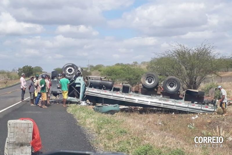 Tombamento de caminhão deixa uma pessoa gravemente ferida na BR-423 em Inhapi