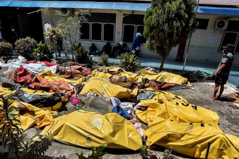 Passa de 800 o número de mortos na Indonésia devastada por terremoto e tsunami