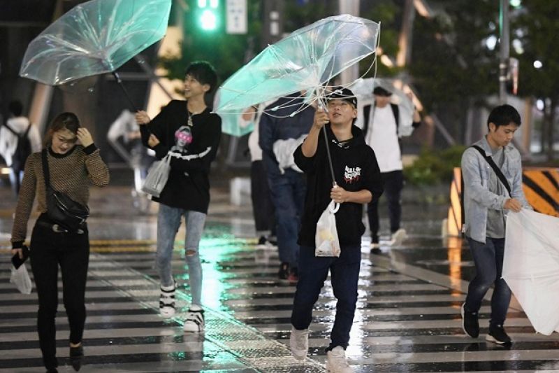 Tufão Trami deixa mais de 70 feridos no Japão e afeta sistema de transportes
