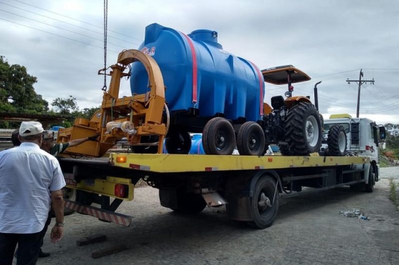 Agricultores recebem trator e implementos para reforçar produção no campo em Monteirópolis