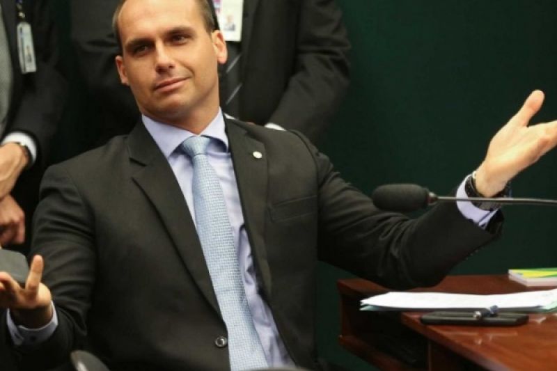 Filho de Bolsonaro declara: 'mulheres da direita têm mais higiene'