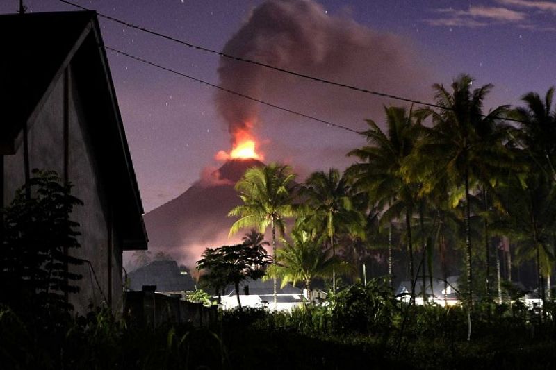 Após terremoto e tsunami, vulcão entra em erupção na Indonésia