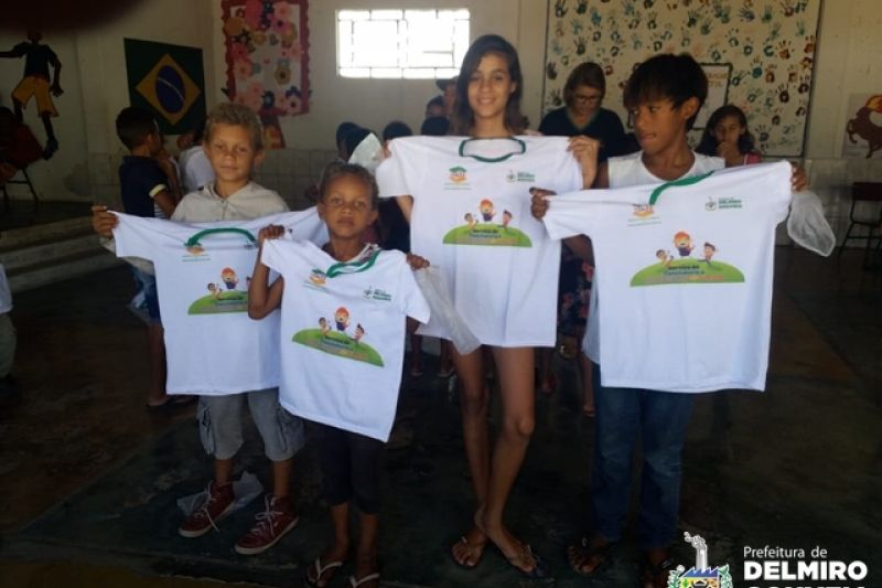 Assistência entrega uniformes aos alunos do Serviço de Convivência da Barragem Leste