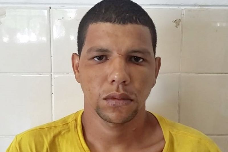 Ex-presidiário é preso depois de ser flagrado vendendo pedras de crack próximo de canal