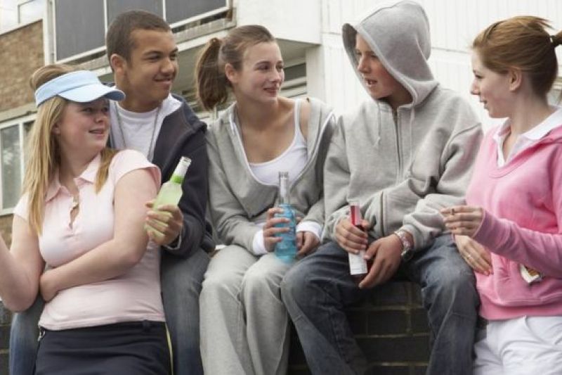 Adolescentes que fumam e bebem têm prejuízos à saúde já aos 17 anos, aponta estudo