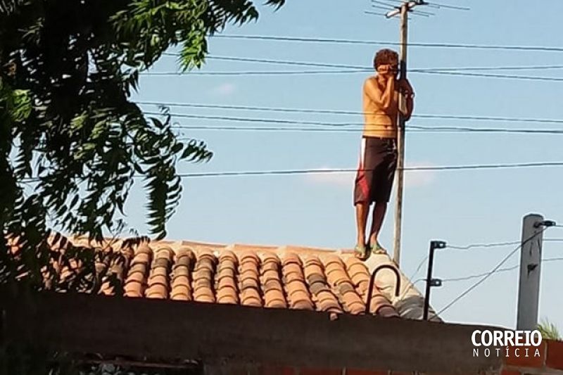 Homem com problemas mentais é impedido de se jogar de cima de casa em Delmiro Gouveia