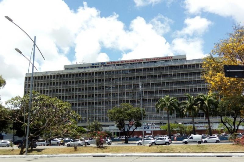 Criança morre após ser atingida na cabeça por televisão em escola em PE