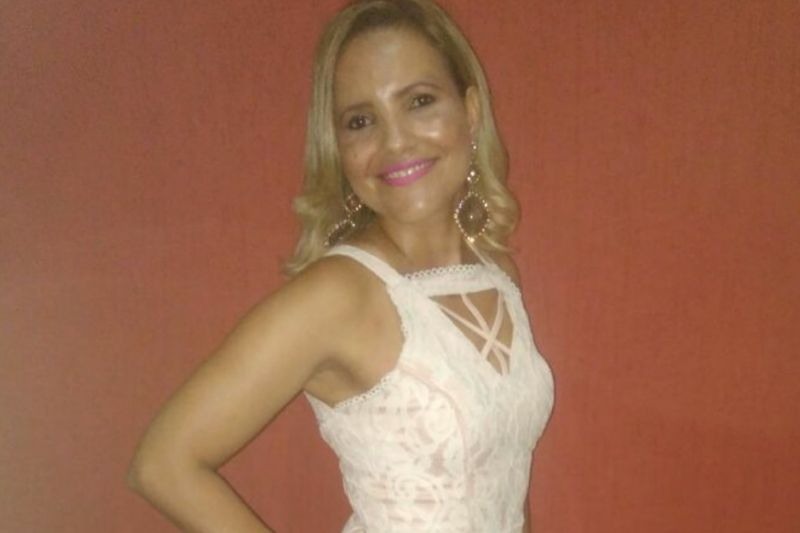 Bebê é encontrado vivo junto ao corpo da mãe dentro de casa; marido é considerado suspeito