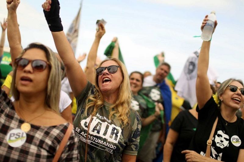 Bolsonaro lidera entre eleitores brancos e Haddad entre pardos e pretos, segundo Datafolha