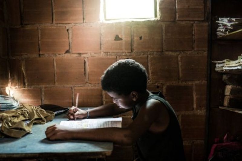 Brasil não precisa ficar rico para dar salto de qualidade na educação, diz diretor da OCDE